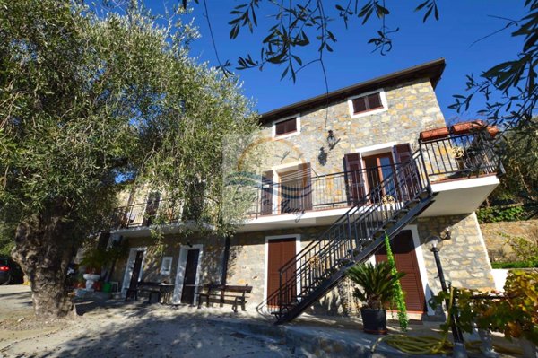 casa indipendente in vendita a Bordighera in zona Sasso