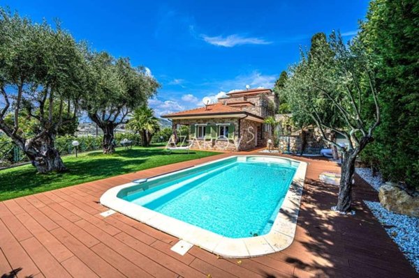 casa indipendente in vendita a Bordighera
