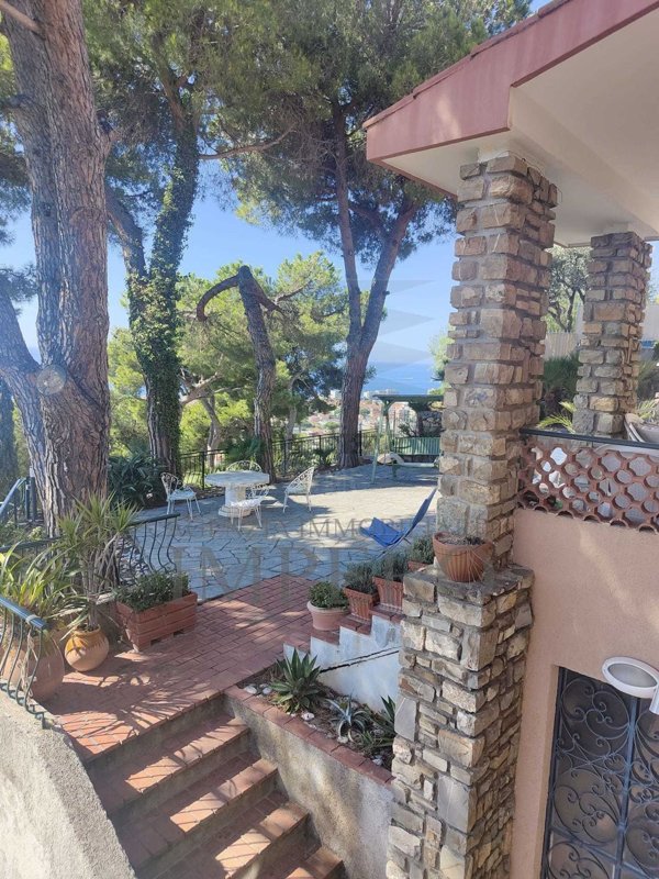 casa indipendente in vendita a Bordighera