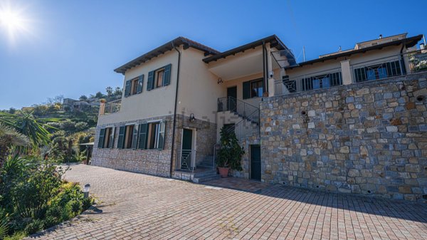 casa indipendente in vendita a Bordighera