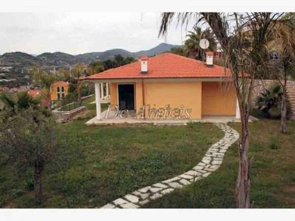 casa indipendente in vendita a Bordighera