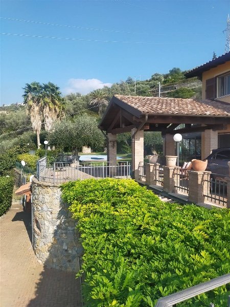 casa indipendente in vendita a Bordighera in zona Sasso