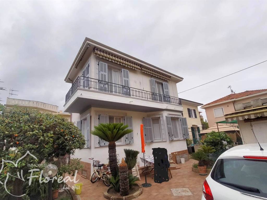 casa indipendente in vendita a Bordighera