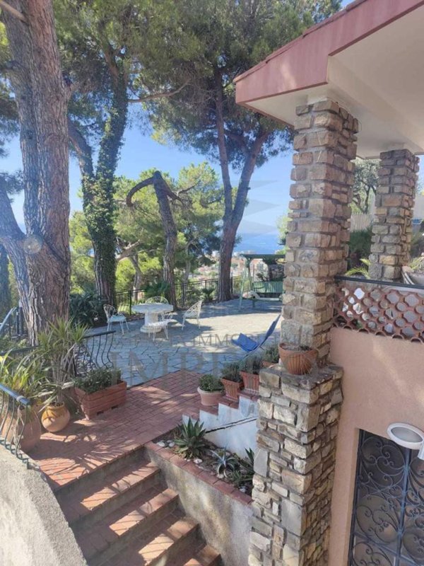 casa indipendente in vendita a Bordighera