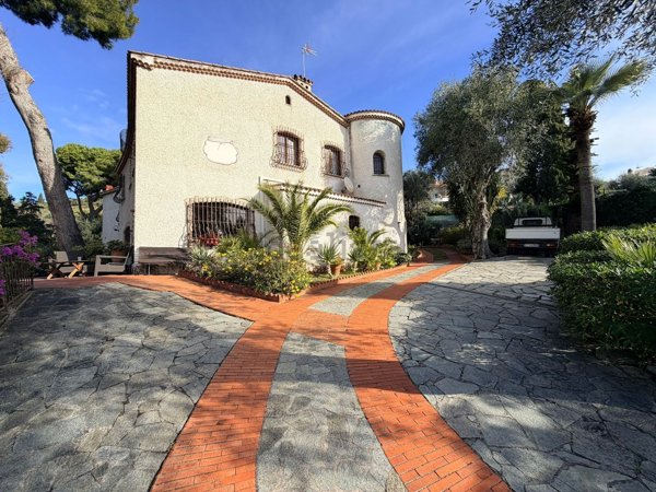 casa indipendente in vendita a Bordighera