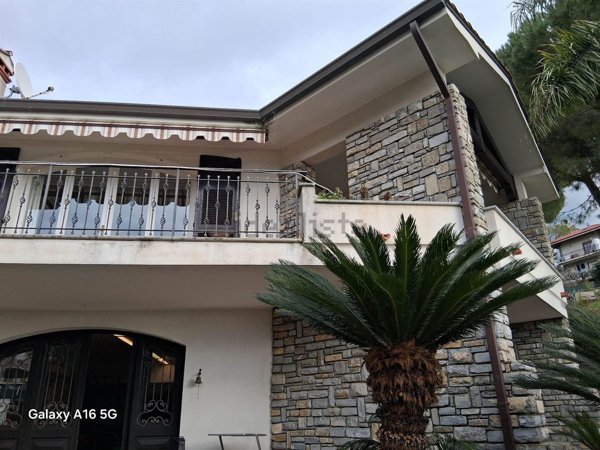 casa indipendente in vendita a Bordighera