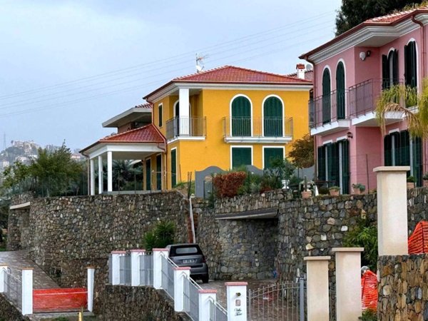 casa indipendente in vendita a Bordighera