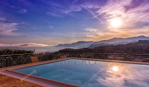 casa indipendente in vendita a Bordighera