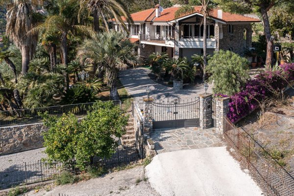 casa indipendente in vendita a Bordighera