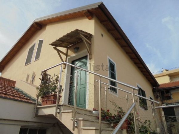 casa indipendente in vendita a Bordighera