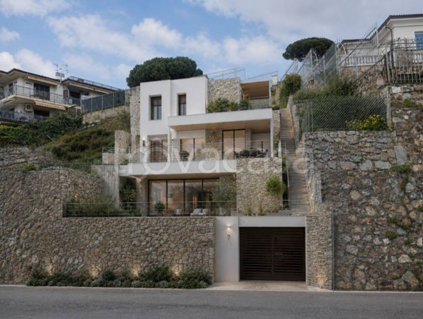 casa indipendente in vendita a Bordighera