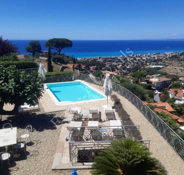 casa indipendente in vendita a Bordighera