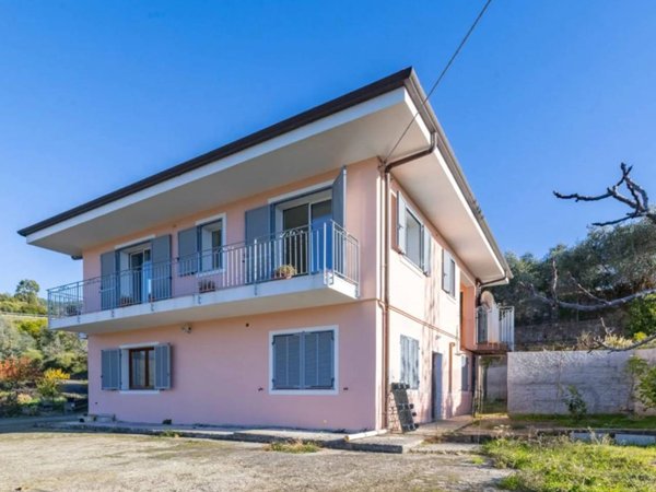 casa indipendente in vendita a Bordighera
