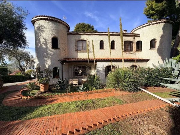 casa indipendente in vendita a Bordighera