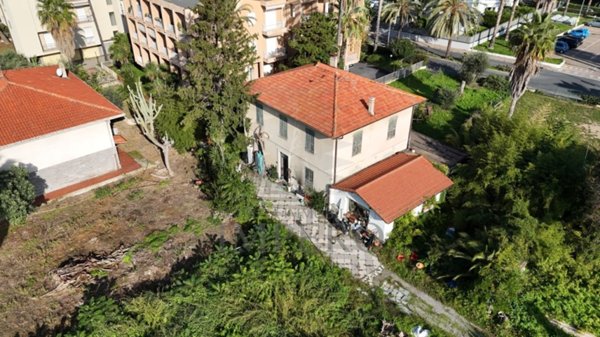 casa indipendente in vendita a Bordighera