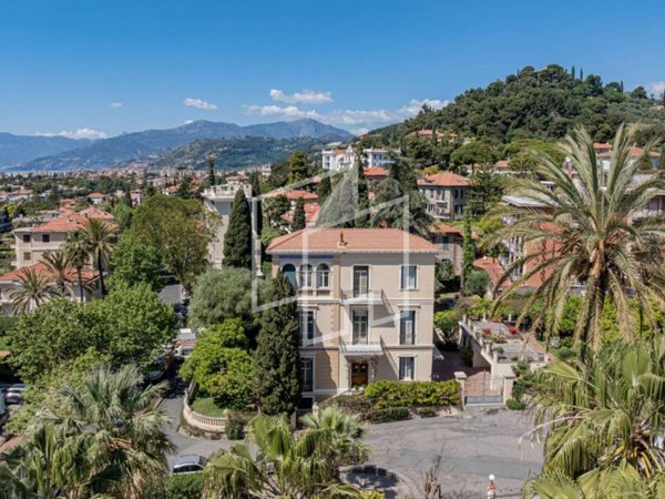 casa indipendente in vendita a Bordighera