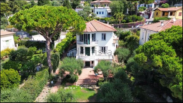 casa indipendente in vendita a Bordighera