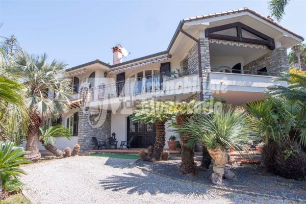 casa indipendente in vendita a Bordighera in zona Borghetto San Nicolò