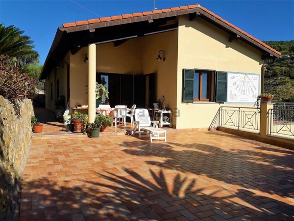 casa indipendente in vendita a Bordighera in zona Sasso