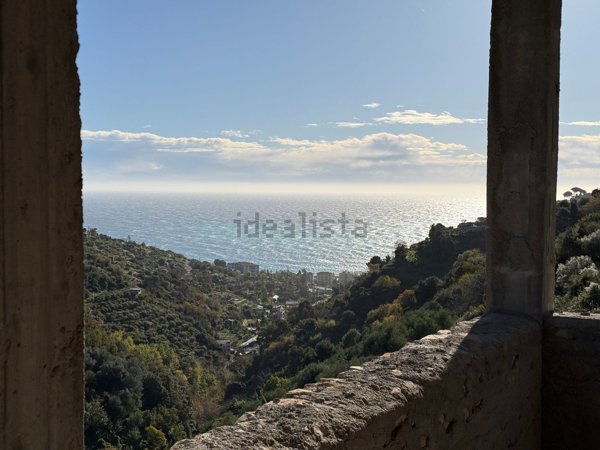 pentavano in vendita a Bordighera in zona Sasso