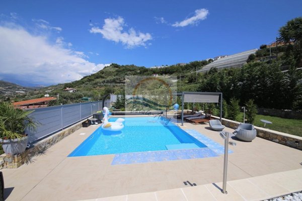 casa indipendente in vendita a Bordighera