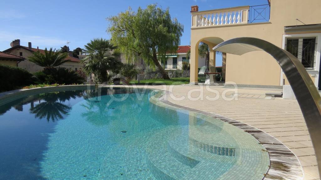 casa indipendente in vendita a Bordighera