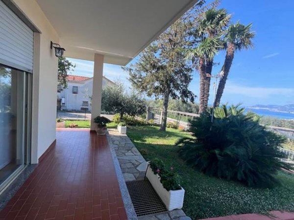 casa indipendente in vendita a Bordighera in zona Sasso