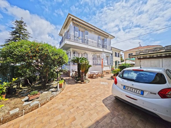 casa indipendente in vendita a Bordighera