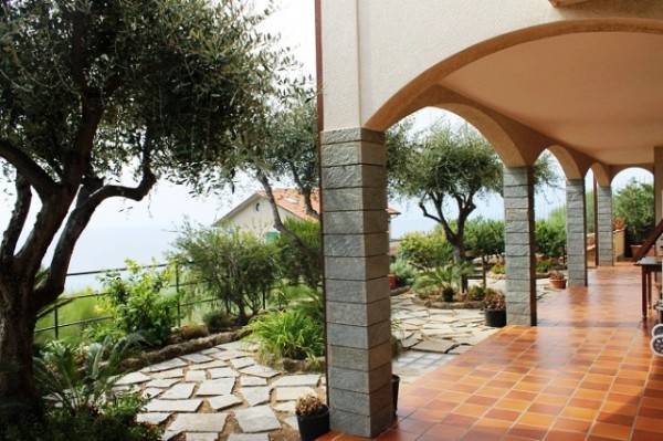 casa indipendente in vendita a Bordighera