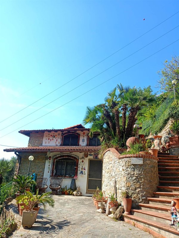casa indipendente in vendita a Bordighera in zona Sasso