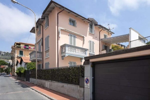 casa indipendente in vendita a Bordighera