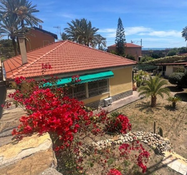 casa indipendente in vendita a Bordighera