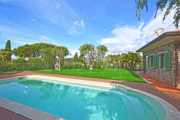casa indipendente in vendita a Bordighera