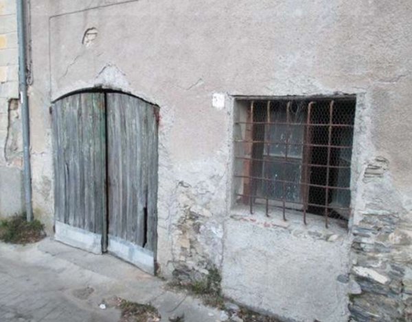 locale di sgombero in vendita a Borghetto d'Arroscia
