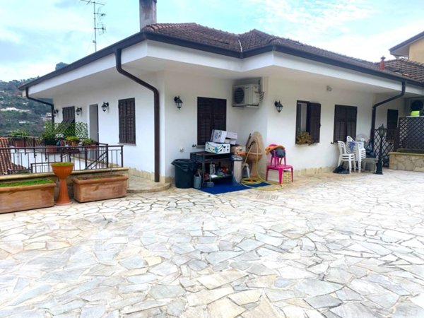 casa indipendente in vendita a Camporosso