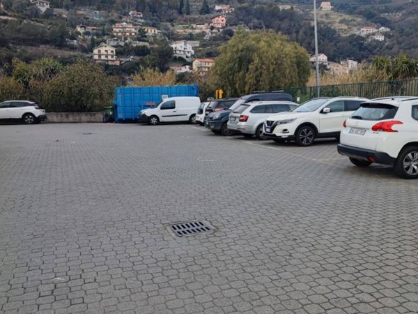 locale commerciale in vendita a Camporosso