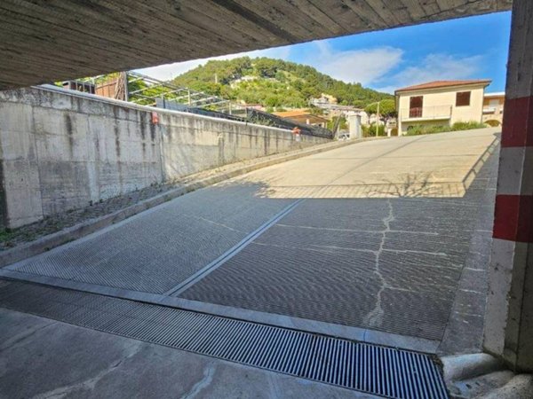 locale commerciale in vendita a Camporosso