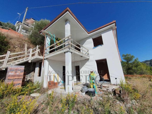 casa indipendente in vendita a Camporosso