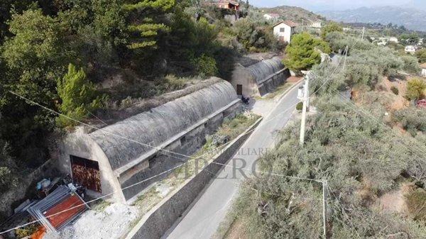 locale di sgombero in vendita a Camporosso