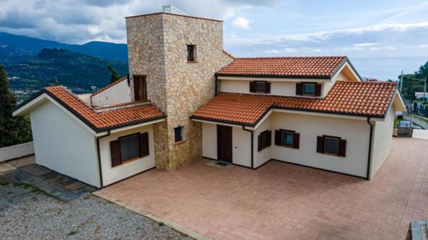 casa indipendente in vendita a Camporosso
