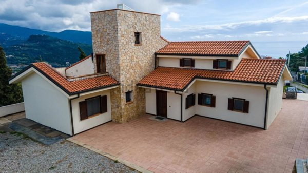 casa indipendente in vendita a Camporosso