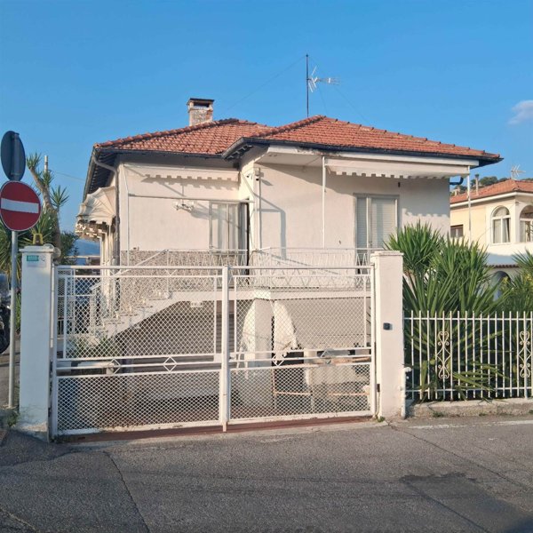 casa indipendente in vendita a Camporosso