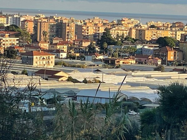 locale di sgombero in vendita a Camporosso