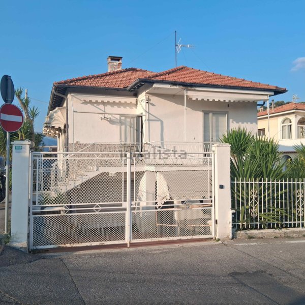 casa indipendente in vendita a Camporosso