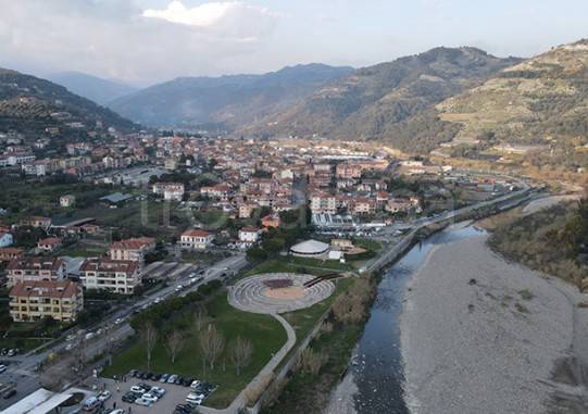 locale commerciale in vendita a Camporosso