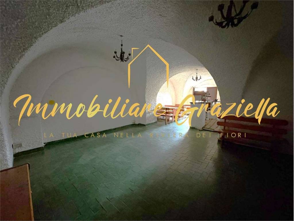 locale commerciale in vendita a Camporosso