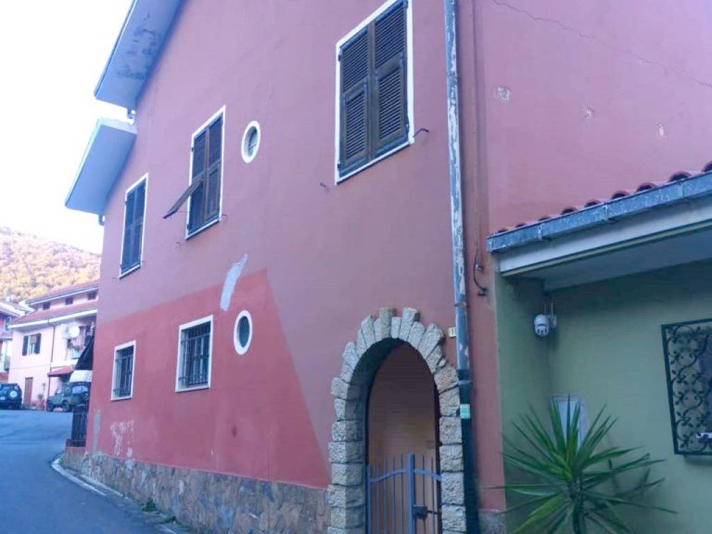 casa indipendente in vendita a Caravonica