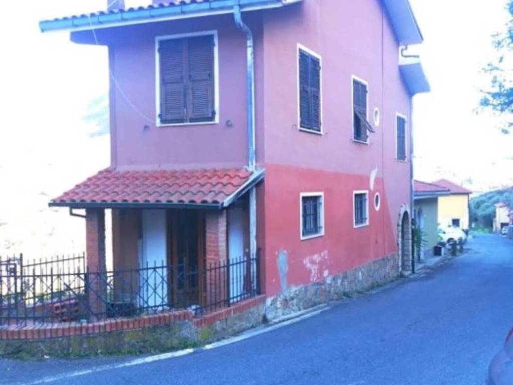 casa indipendente in vendita a Caravonica