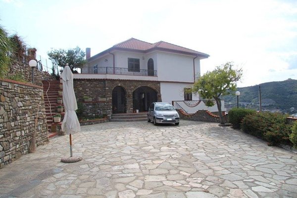 casa indipendente in vendita a Castellaro