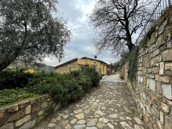 casa indipendente in vendita a Castellaro